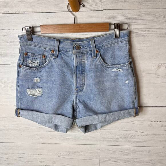 Levis Shorts Womens Size 8-10 Light Wash Button Fly Denim Distressed 100% Cotton - Picture 3 of 16